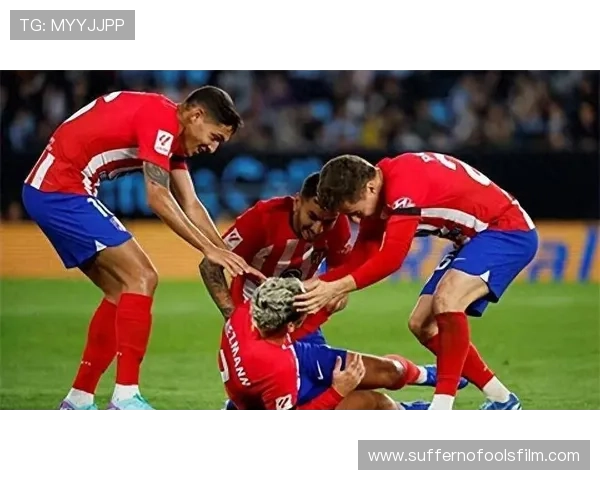 格里兹曼与队友们在训练场上互动频繁,展现球队良好氛围与团队精神 格里兹曼与队友们在训练场上互动频繁,展现球队良好氛围与团队精神