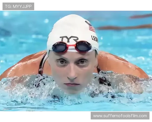 凯蒂·莱德基训练间隙喝的是平民矿泉水？一旁教练偷偷换豪华品牌瓶装水！